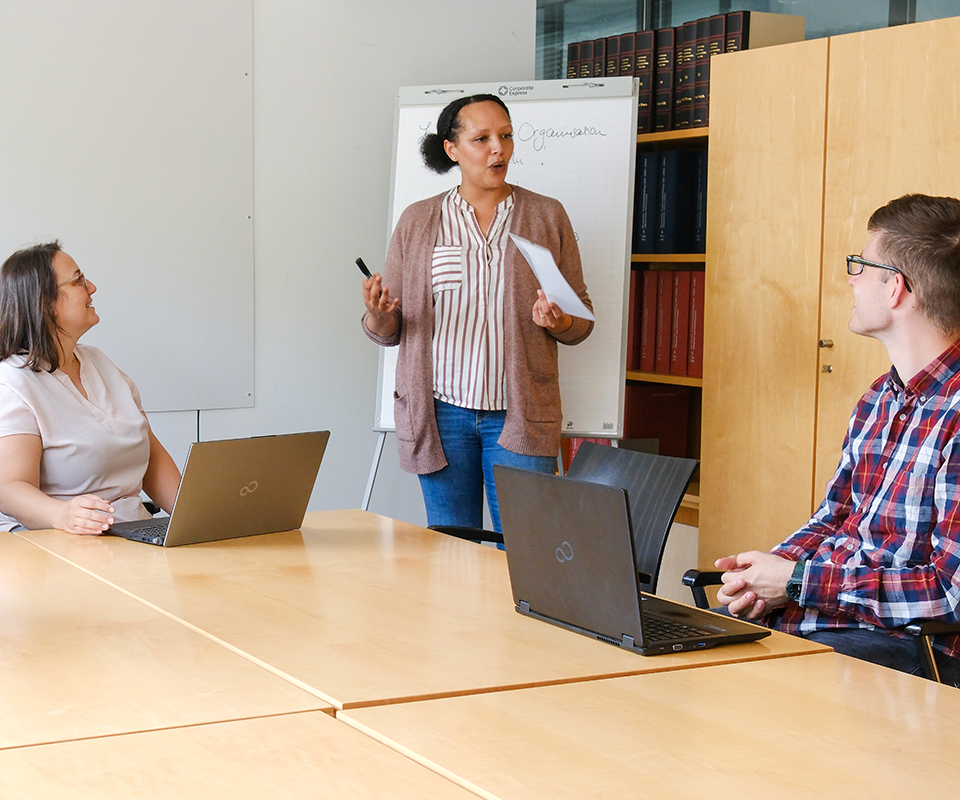 Drei Personen in einer Gesprächssituation Drei Personen in einer Gesprächssituation